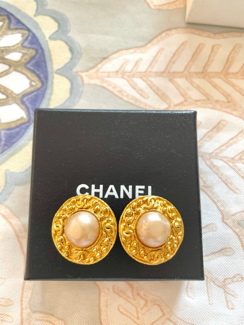 CHANEL Vintage round earrings with CC mark golden frames, faux pearl earrings