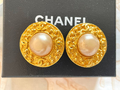 CHANEL Vintage round earrings with CC mark golden frames, faux pearl earrings