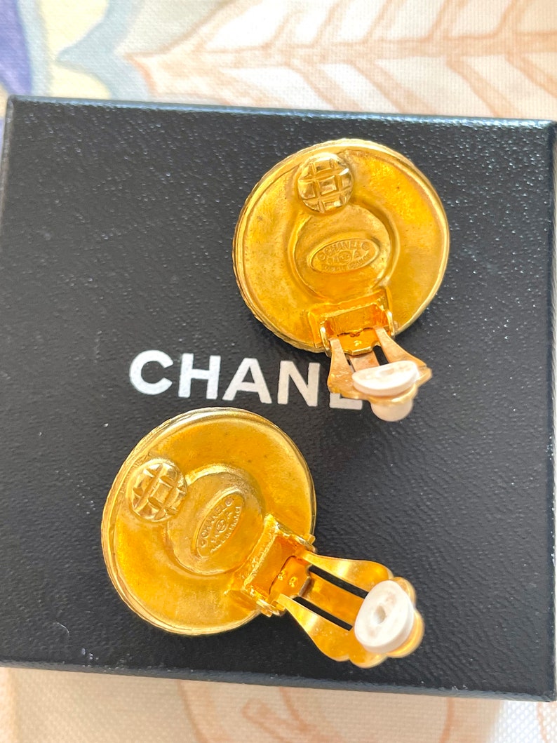 CHANEL Vintage round earrings with CC mark golden frames, faux pearl earrings