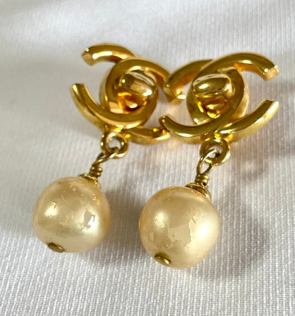 CHANEL Vintage golden turn lock CC and dangle pearl earrings