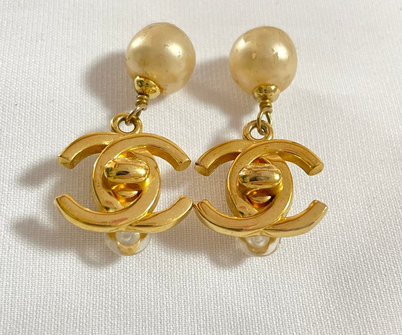 CHANEL Vintage golden turn lock CC and dangle pearl earrings