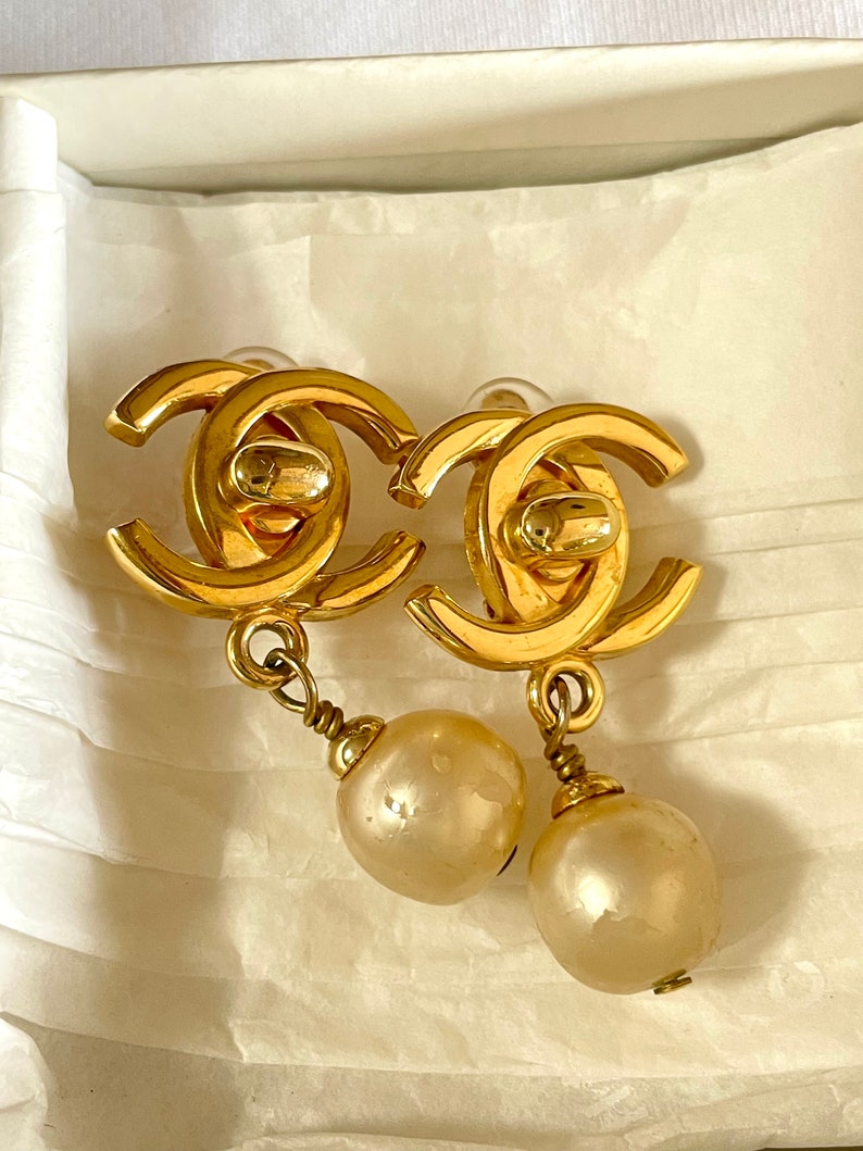 CHANEL Vintage golden turn lock CC and dangle pearl earrings