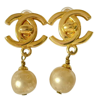 CHANEL Vintage golden turn lock CC and dangle pearl earrings