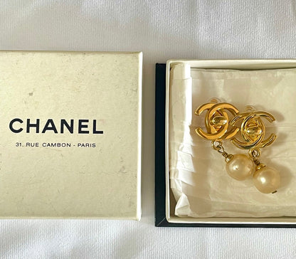 CHANEL Vintage golden turn lock CC and dangle pearl earrings