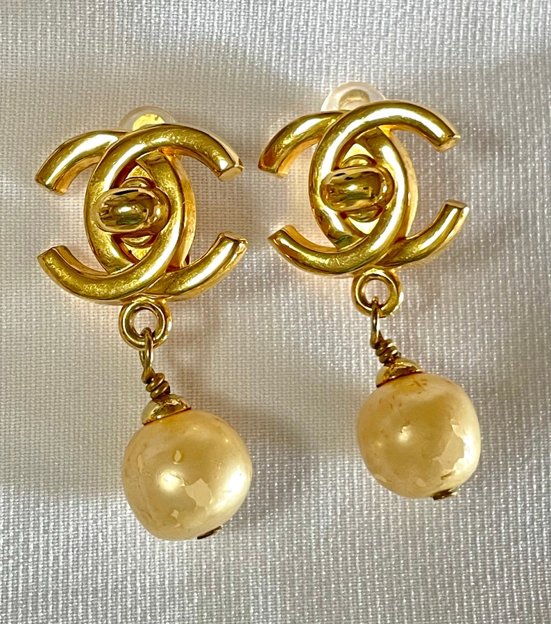 CHANEL Vintage golden turn lock CC and dangle pearl earrings