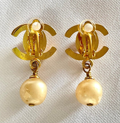 CHANEL Vintage golden turn lock CC and dangle pearl earrings