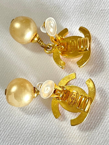 CHANEL Vintage golden turn lock CC and dangle pearl earrings