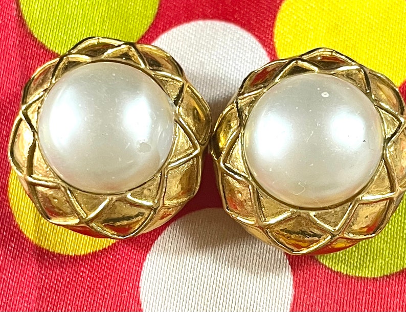 CHANEL Vintage gold tone round earrings with faux pearl and matelasse gold frame