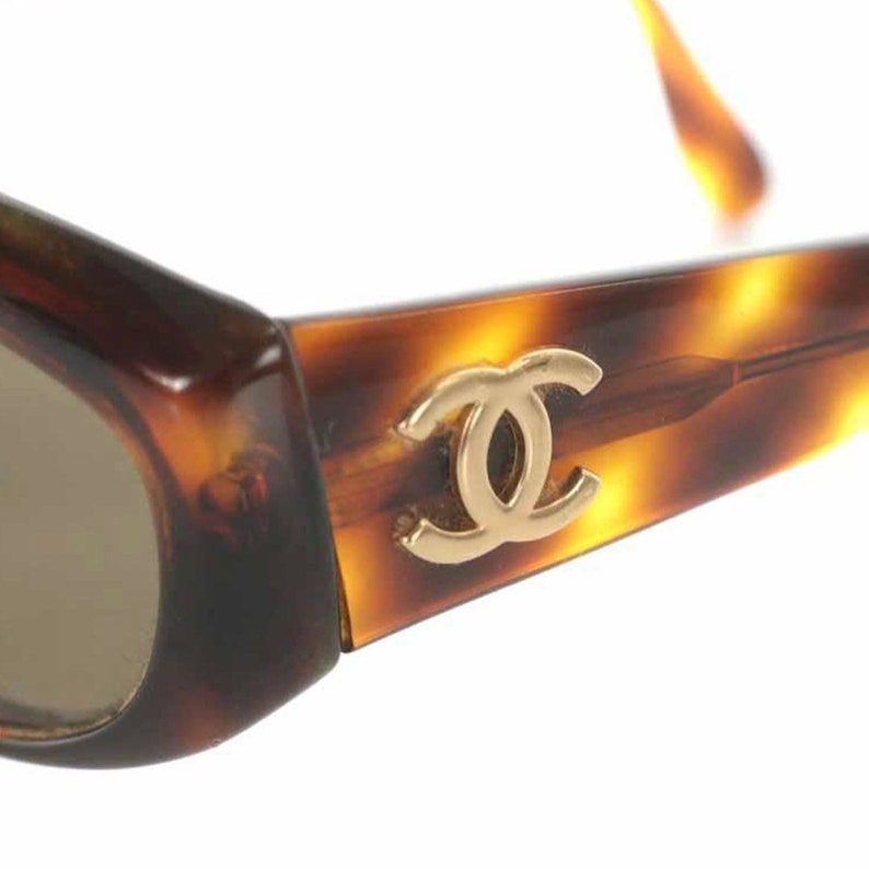 CHANEL Vintage brown frame and grey shade sunglasses with golden CC motifs at sides