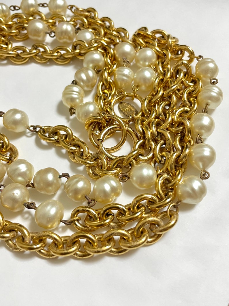 CHANEL Vintage double chain necklace with round faux pearls