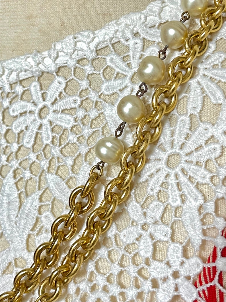 CHANEL Vintage double chain necklace with round faux pearls