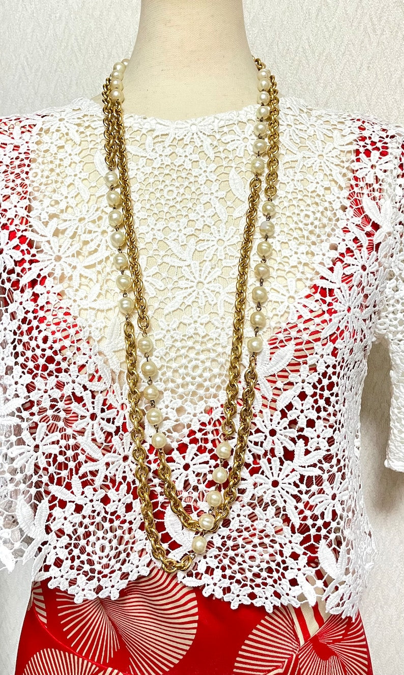 CHANEL Vintage double chain necklace with round faux pearls