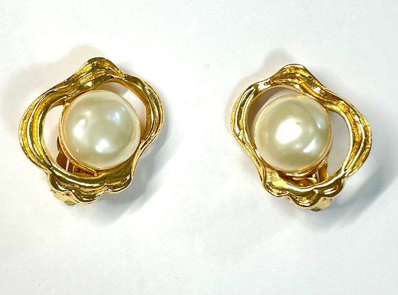 CHANEL Vintage gold tone oyster earrings with round pearl