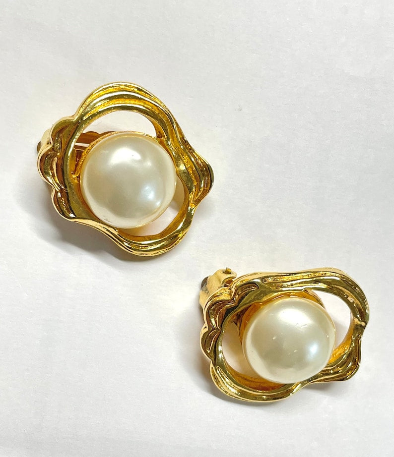 CHANEL Vintage gold tone oyster earrings with round pearl