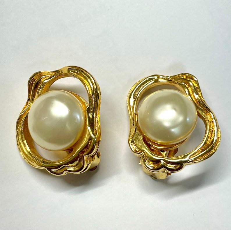 CHANEL Vintage gold tone oyster earrings with round pearl