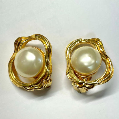 CHANEL Vintage gold tone oyster earrings with round pearl