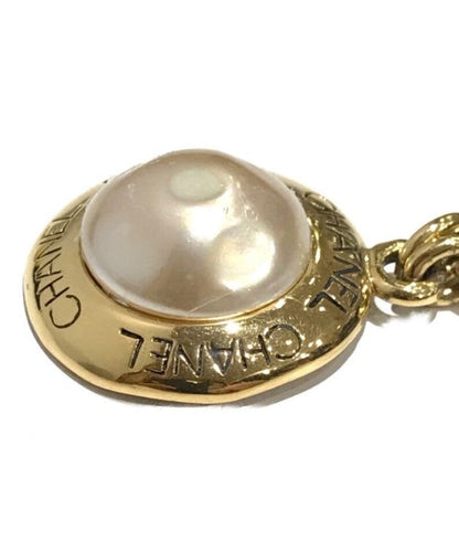 CHANEL Vintage golden chain necklace with round faux pearl and logo embossed charm