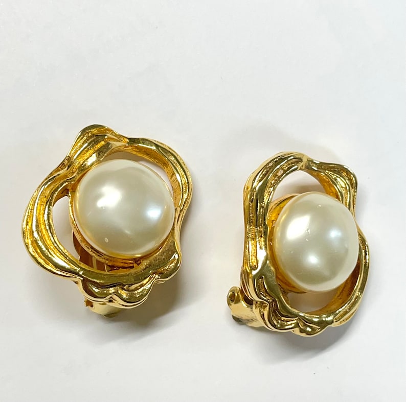 CHANEL Vintage gold tone oyster earrings with round pearl