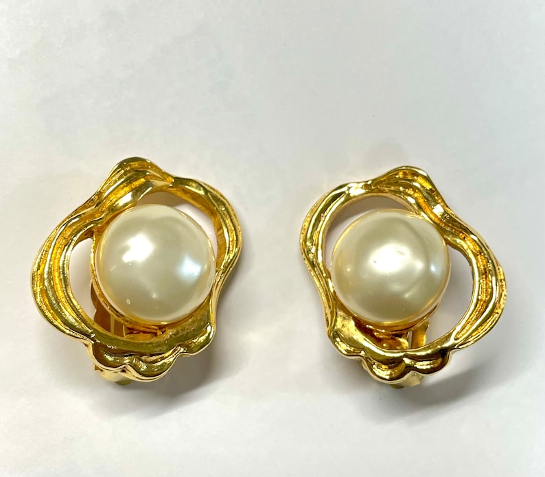 CHANEL Vintage gold tone oyster earrings with round pearl