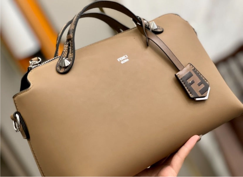 Woman Fendi shoulder handbag