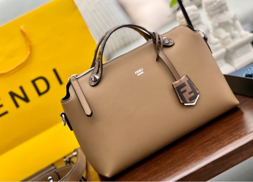 Woman Fendi shoulder handbag