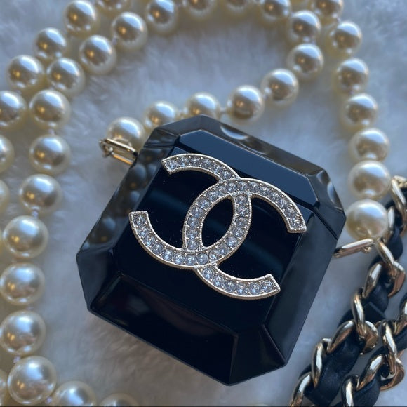 CHANEL AirPods/box necklace