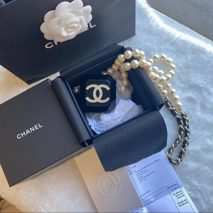 CHANEL AirPods/box necklace