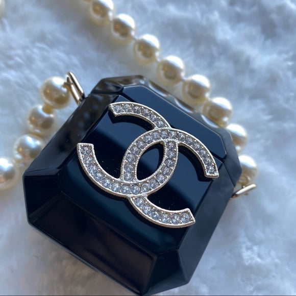 CHANEL AirPods/box necklace