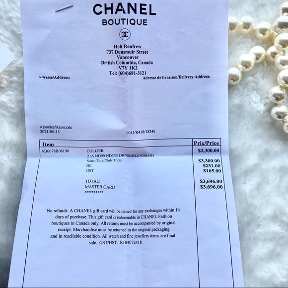 CHANEL AirPods/box necklace