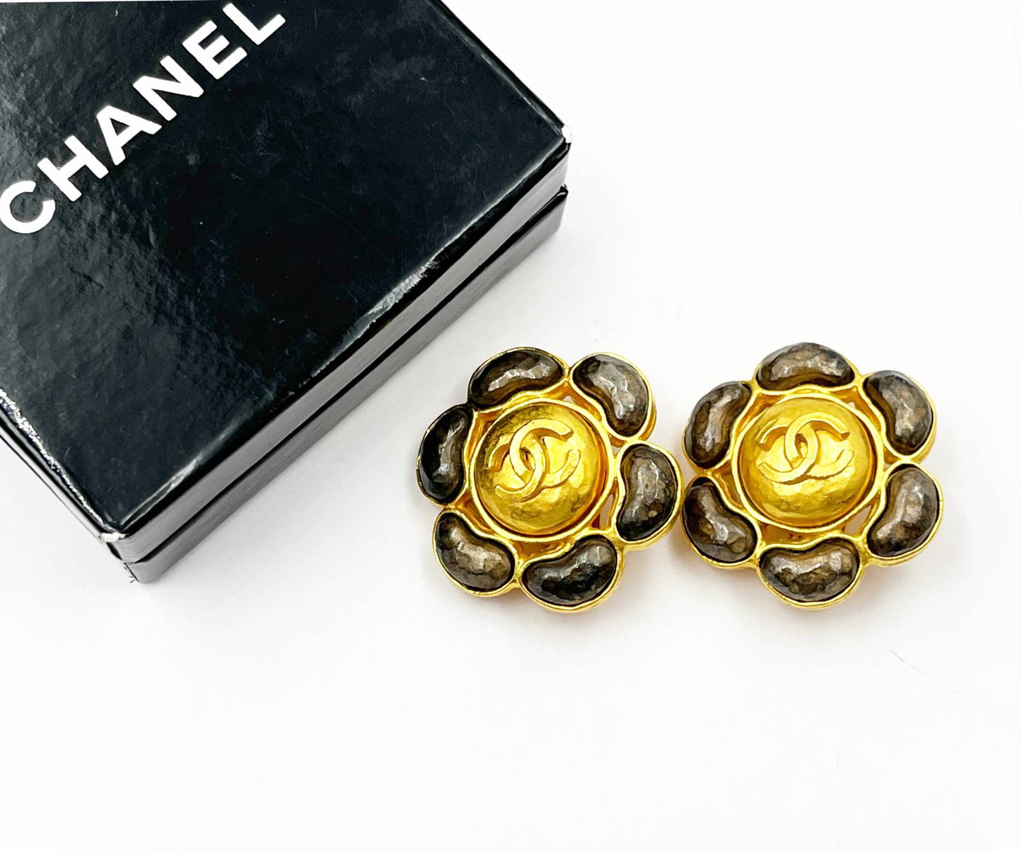 CHANEL Vintage Gold Plated Hammered CC Brown Stone Flower Clip on Earrings